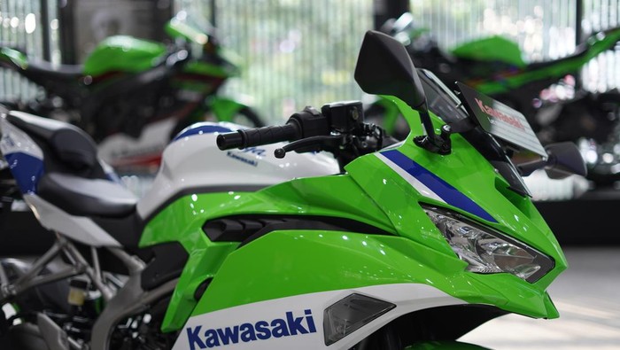 Simulasi Cicilan Kawasaki Ninja ZX-25R Edisi Terbatas 2024 dan Fiturnya